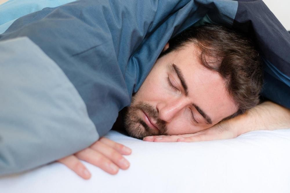 Спящий муж на скрытую. Спящий человек. Человек под одеялом. Сон человека. Спящий человек под одеялом.